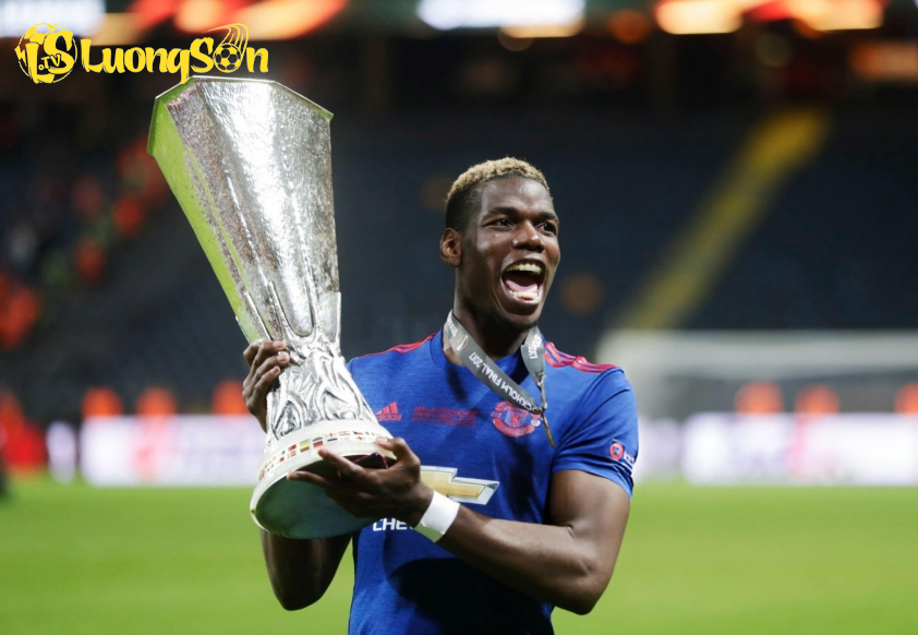 Paul Pogba cùng Man Utd giành danh hiệu Europa League mùa giải 2016/2017. Ảnh: Getty