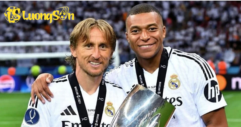 Modric rất quan tâm tới đàn em – Ảnh: Getty